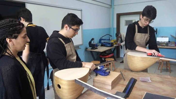 Yalova Güzel Sanatlar Lisesi öğrencileri kendi çalacakları bağlamaları üretiyor
