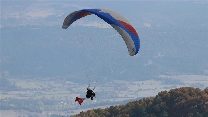 Yamaç paraşütçüleri, Cumhuriyet'in 100. yıl dönümünde Abant semalarında süzüldü