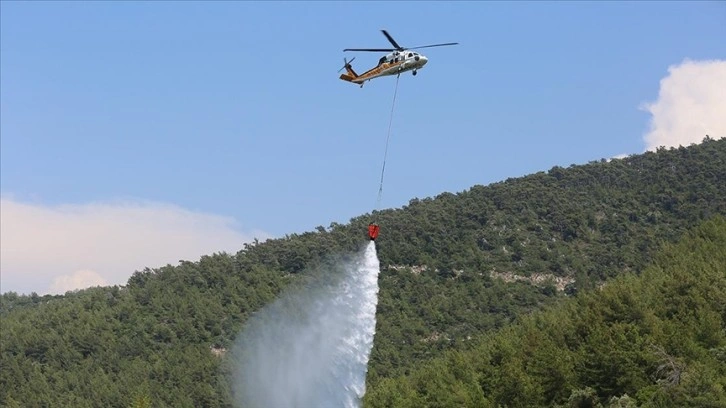 Yangın söndürme helikopteri 'NEFES' dünkü yangında hem gündüz hem gece 70'den fazla s