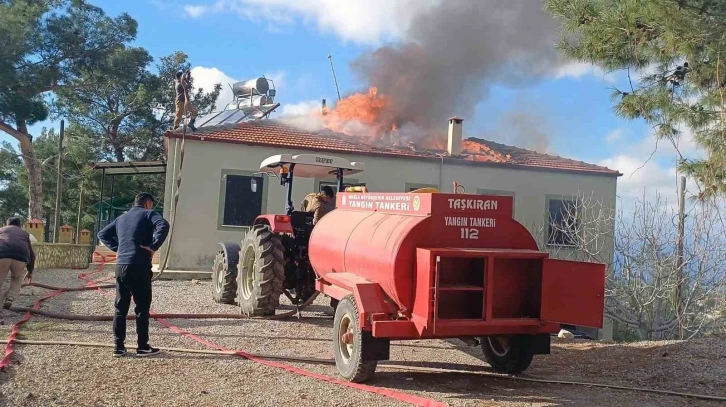 Yangına ilk müdahale Büyükşehir su tankerlerinden