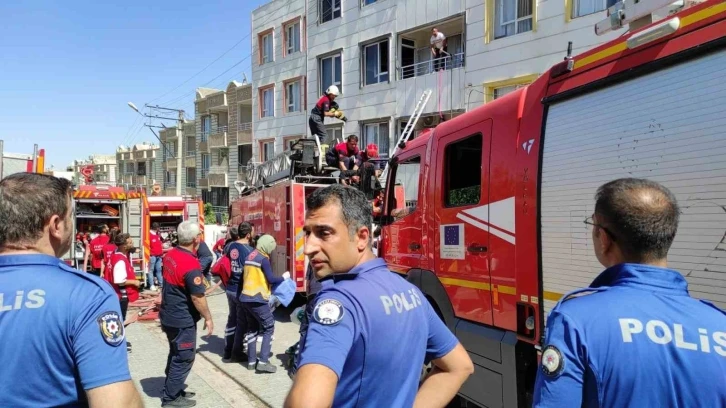 Yangında mahsur kalan anne ve çocuğunu ekipler kurtardı
