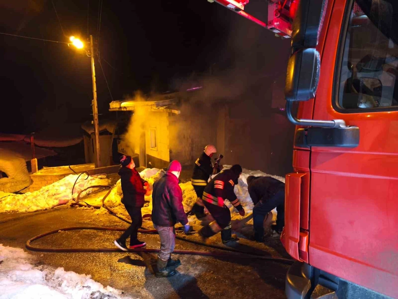 Yangında mahsur kalan vatandaşı AFAD kurtardı
