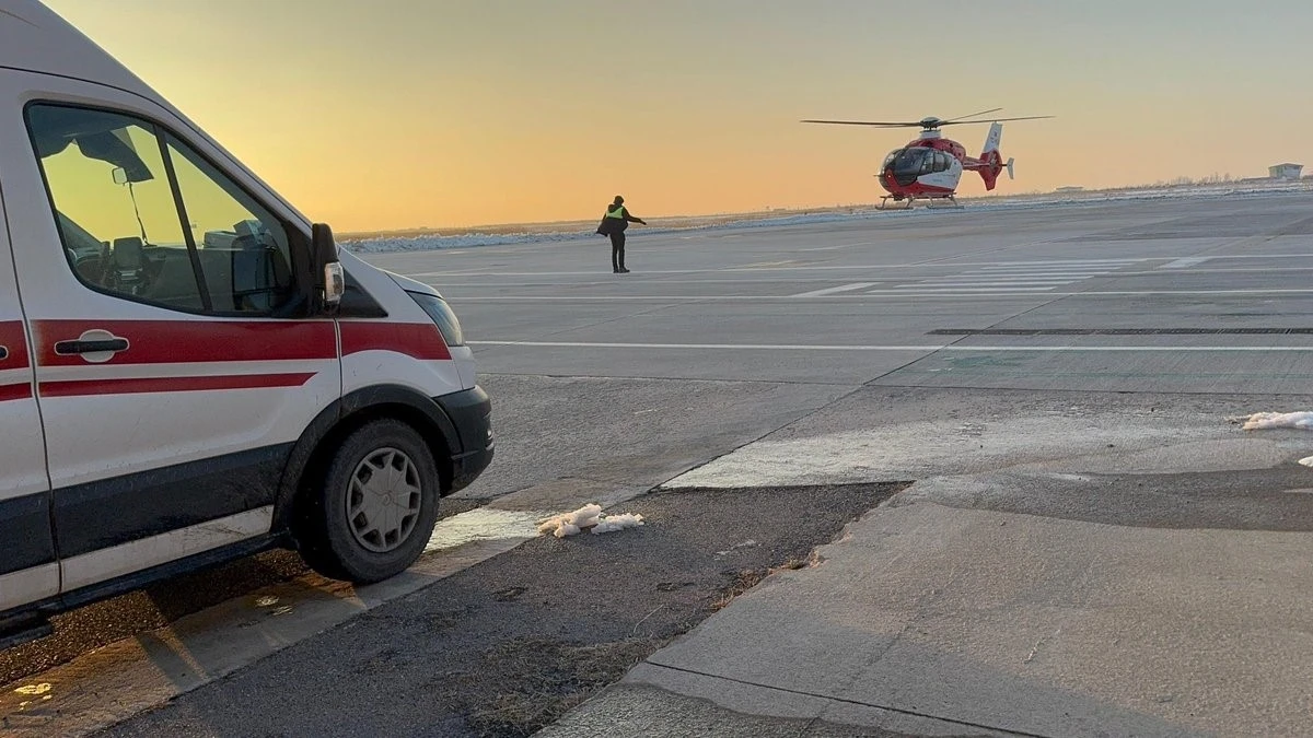 Yanık tedavisi gören 3 yaşındaki çocuk ambulans helikopterle Van’a getirildi
