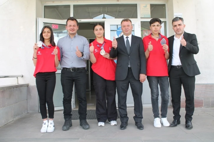 Yarışmadan dereceyle dönen belde okulunun azimli öğrencileri günün yarısını çalışarak geçiriyorlar
