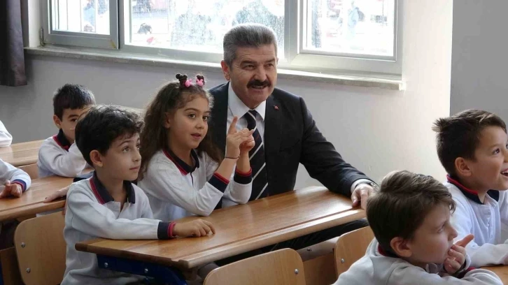 Yarıyıl tatiline giren öğrenciler karnelerini Vali Ergün’ün elinden aldı
