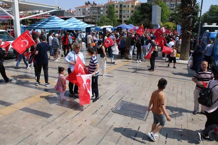 Yasaklara saatler kala meydanlarda seçim hareketliliği
