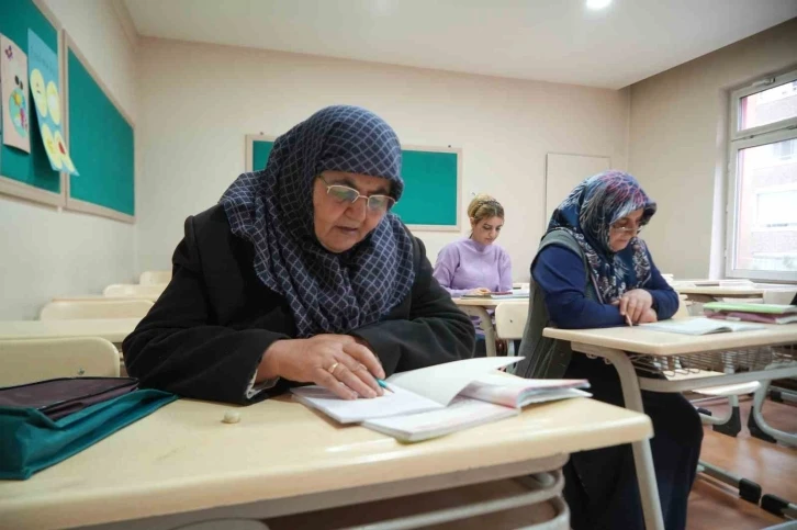 Yaşlarına aldırmadılar, okuma yazma öğrenmeye başladılar
