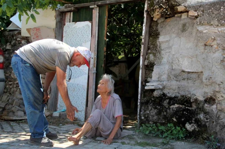 Yaşlı ve bakıma muhtaç komşusu için gözyaşlarına boğuldu
