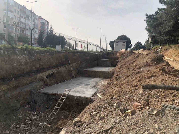 Yayaların güvenliği için D130 Karayoluna üstgeçit yapılıyor
