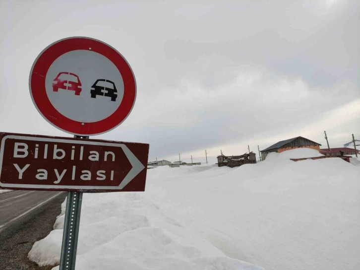 Yayla evleri kar altında