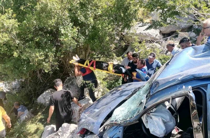 Yayla yolunda otomobil uçuruma yuvarlandı: 5 yaralı
