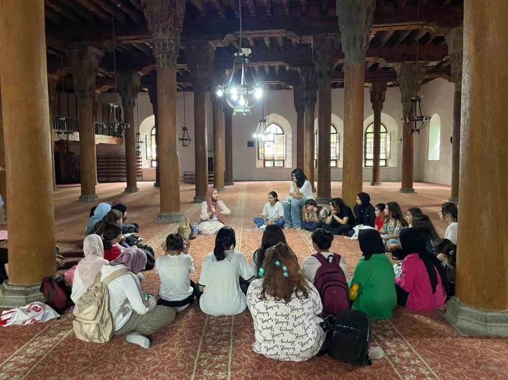 Yaz kampı öğrencilerine cami ve dini mekanlar gezdirildi
