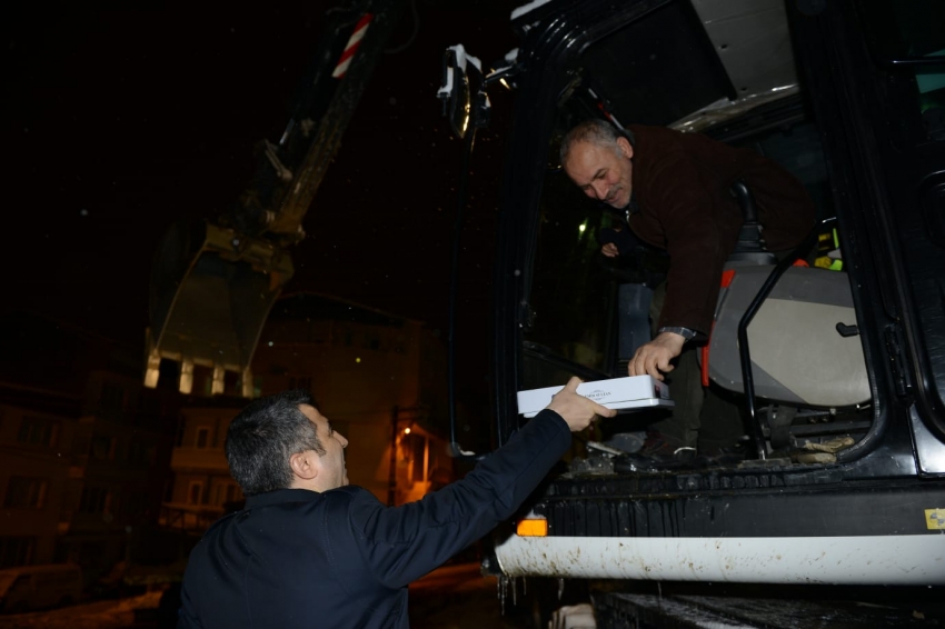 Yıldırım Belediye Başkanı Yılmaz'dan mesai yapan ekiplere ziyaret