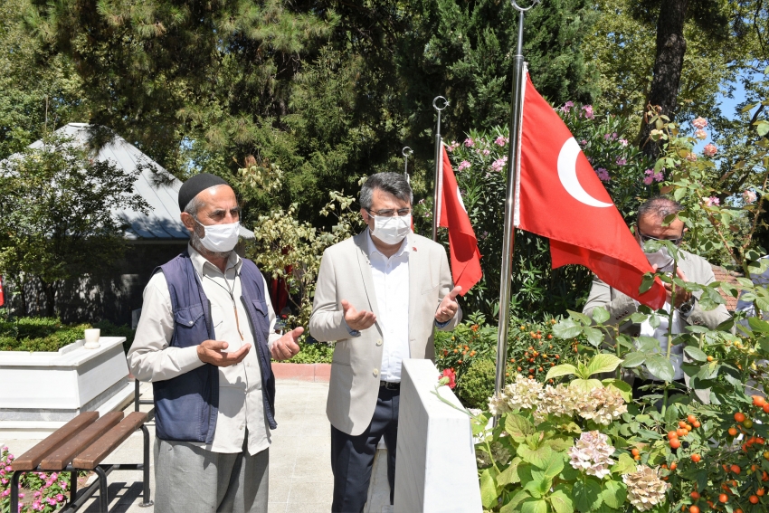 Yıldırım Belediye Başkanı Yılmaz'dan şehitlik ziyareti