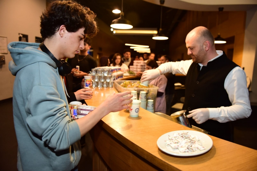 Yıldırım'da 7-24 açık olan kütüphanede iftar ve sahur ikramı