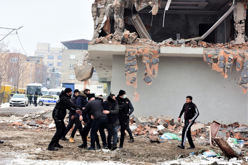 Yıldırım'da kaçak yapılar yıkılıyor