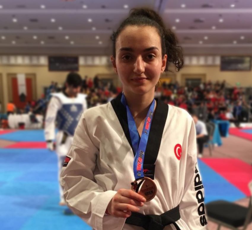 Yıldırımlı Taekwondo’cu rakip tanımıyor