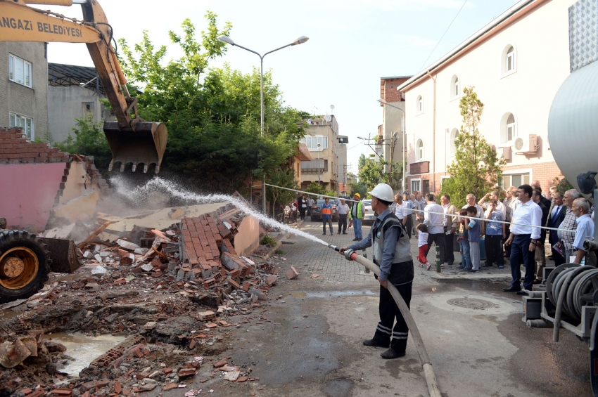 Osmangazi yıkılarak güzelleşiyor