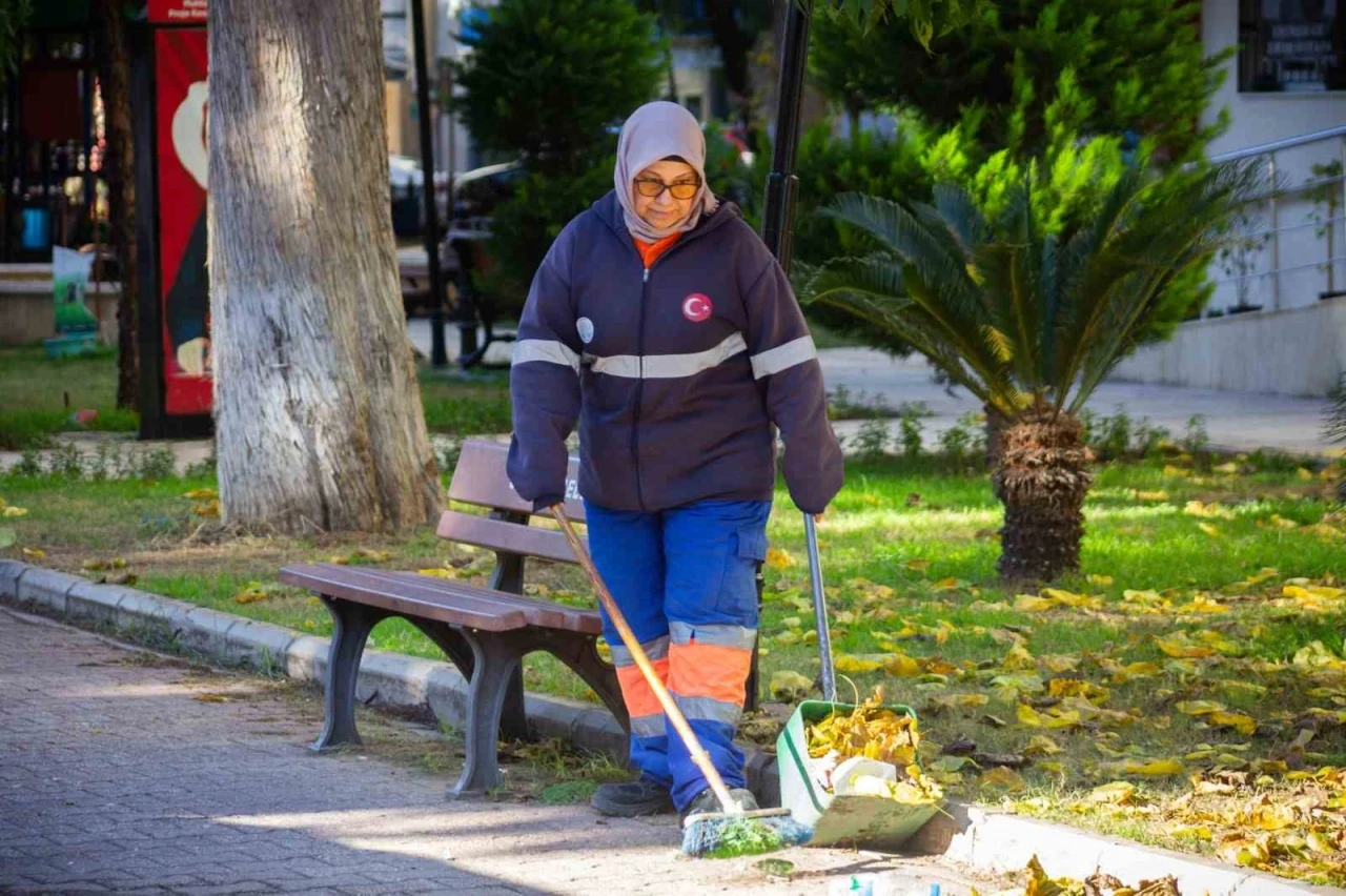 Yeni yılın ilk günü temizlik görevlileri ve pazarcılar çalıştı
