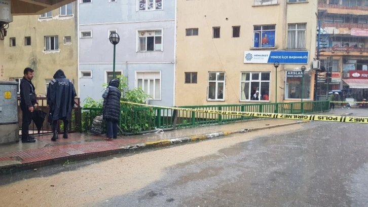 Yenice’de sağanak nedeniyle köprü trafiğe kapatıldı
