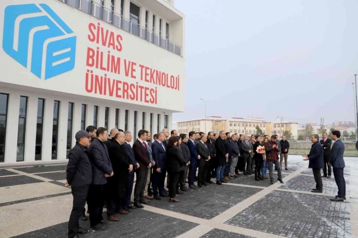 Rektör Prof. Dr. Mehmet Kul çiçeklerle karşılandı