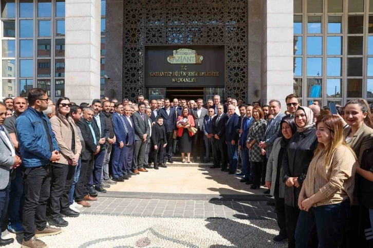 Yeniden seçilen Başkan Fatma Şahin, yeni döneminin ilk gününde coşkuyla karşılandı
