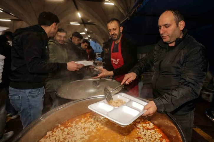 Yenimahalle Belediye Başkanı Fethi Yaşar, orucu vatandaşlarla birlikte açtı
