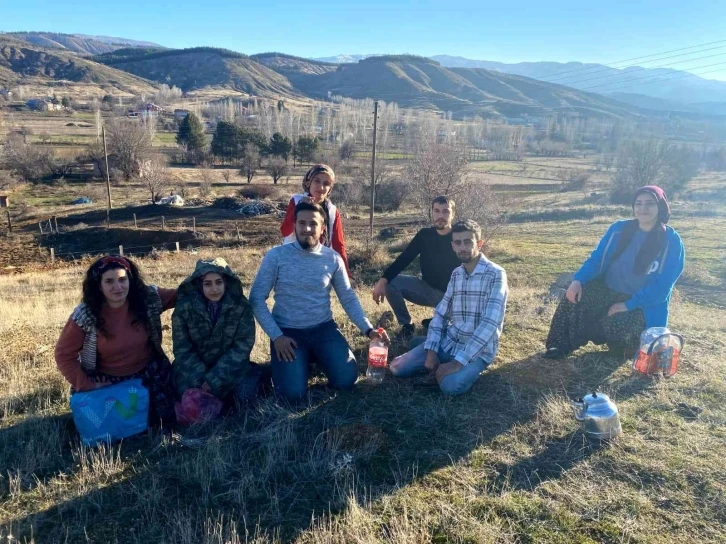 Yer aynı, arkadaşlar aynı, tarih farklı: Elazığ’da 7 çocukluk arkadaşı, 18 yıl sonra aynı yerde buluşup ayını fotoğrafı çektirdi
