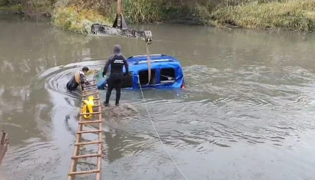 Yeşilırmak Nehri’ne düşen aracı ekipler çıkardı
