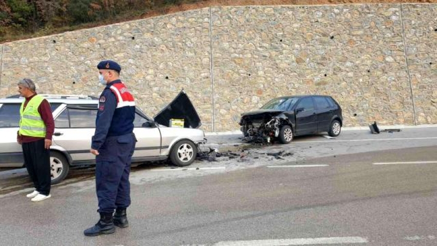 Bursa'da servis aracıyla 2 otomobil çarpıştı: 2 yaralı