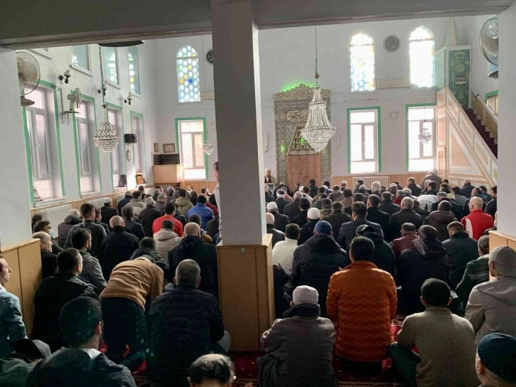 Yıkılması gündeme gelen Hal Camii’nde Cuma namazı yoğunluğu
