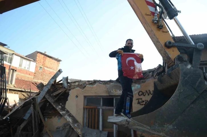 Yıkımdaki bayrak hassasiyeti duygulandırdı
