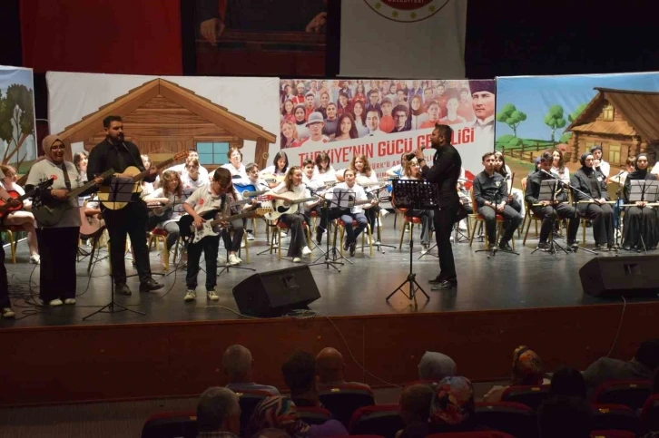 Yıl sonu gösterilerinde renkli sahneler
