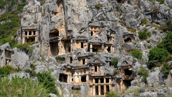 Yılbaşı tatili yoğunluğu yaşanan Antalya'da aralık ayı turist rekoru kırıldı