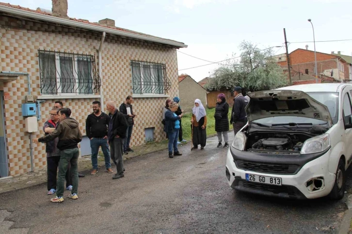 Yıldırım düşen mahalledeki 100 evde beyaz eşyalar kullanılamaz hale geldi
