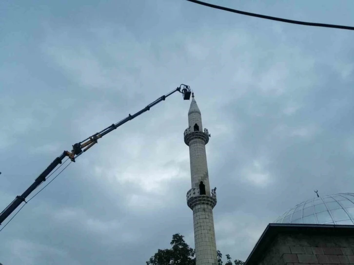 Yıldırımın düştüğü minarede hasar meydana geldi
