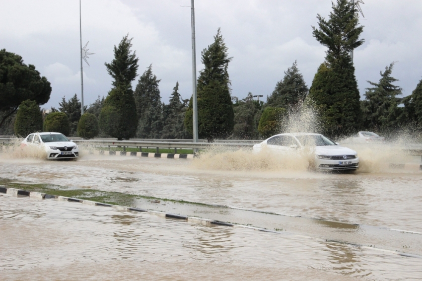 Manisa-İzmir yolu göle döndü