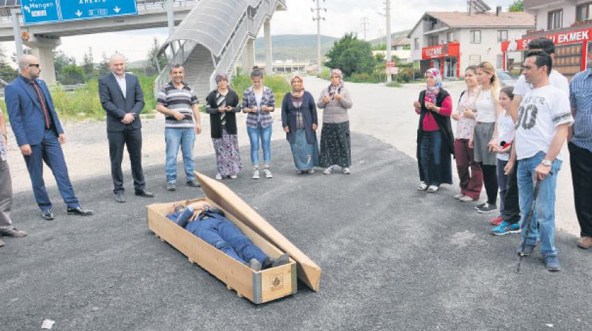 Yol kenarında tabutlu eylem