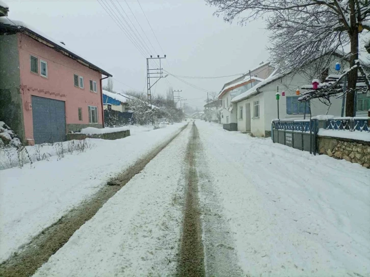 Yoğun kar yağışı etkisini gösterdi
