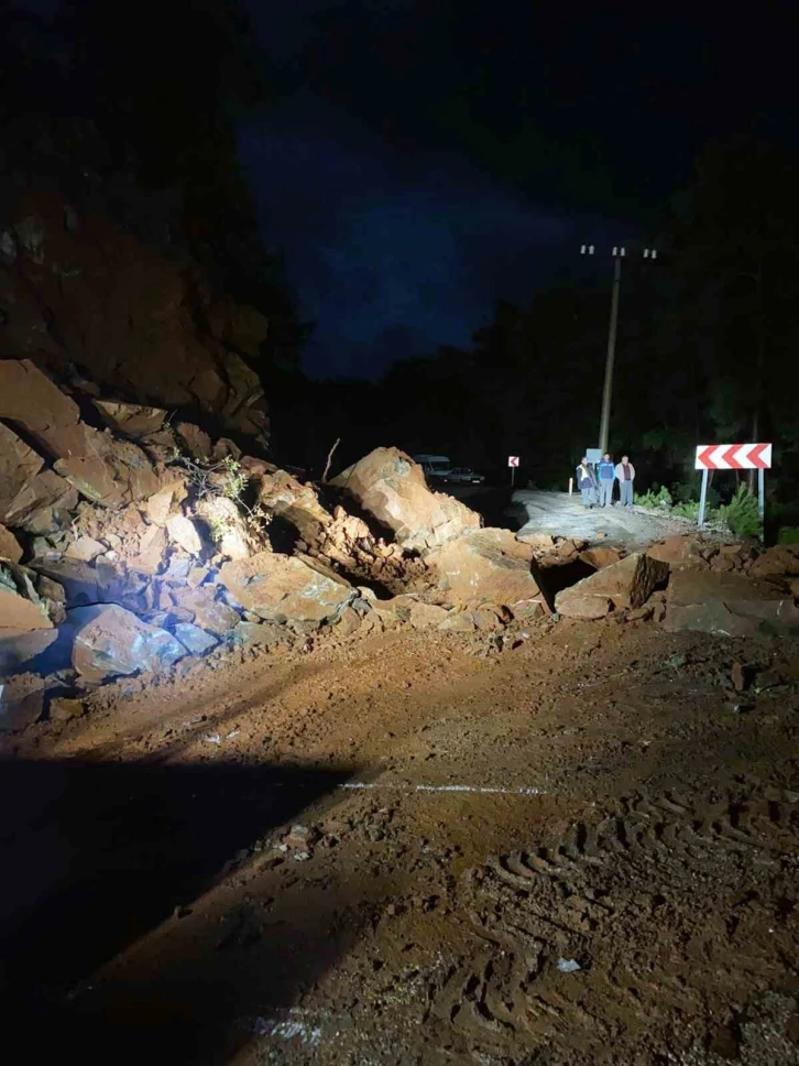 Yoğun yağış sonrası heyelan meydana geldi
