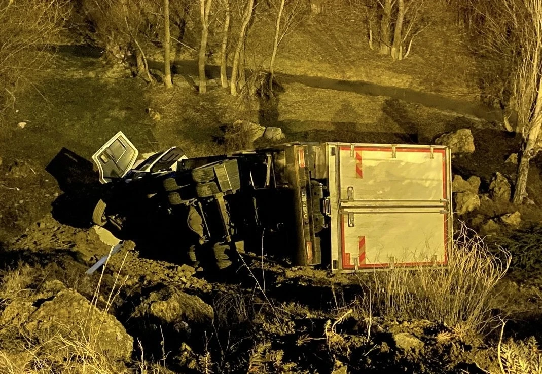 Yokuş aşağı inerken virajı alamayan kamyon şarampole uçtu: 1 yaralı
