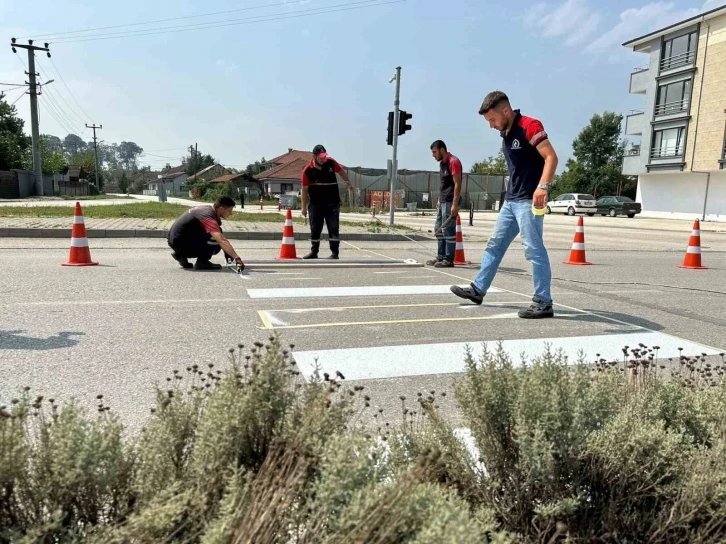 Yol çizgi çalışmaları devam ediyor
