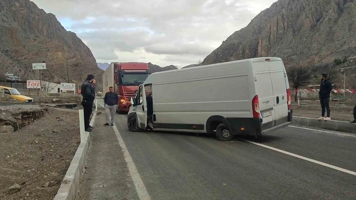 Yol kenarına dizilen bordürler kazaya davetiye çıkarıyor
