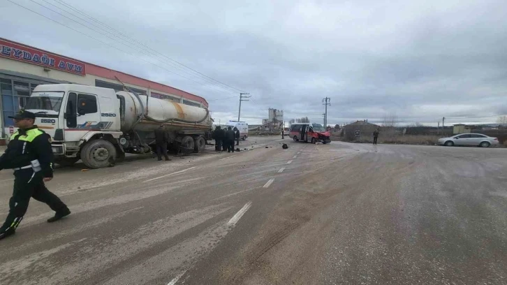 Yolcu dolu minibüs vidanjöre çarptı, 12 kişi yaralandı
