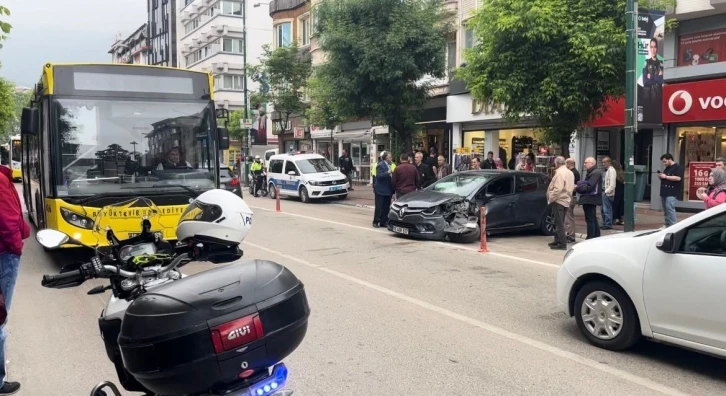 Yolcu indiren halk otobüsüne ters şeritten gelen otomobil çarptı : 1 yaralı
