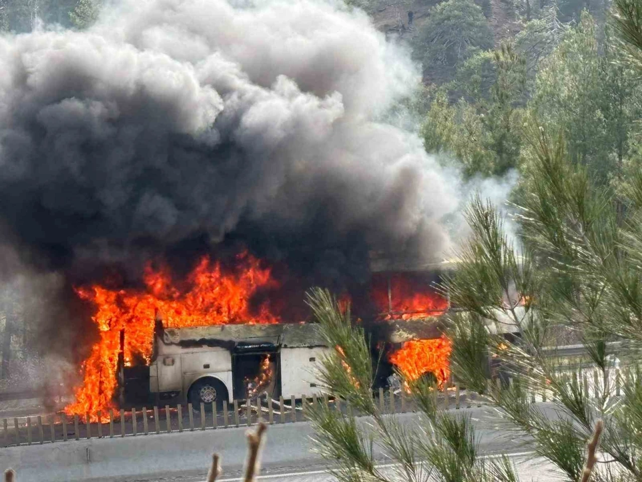 Yolcu otobüsü alev alev yandı
