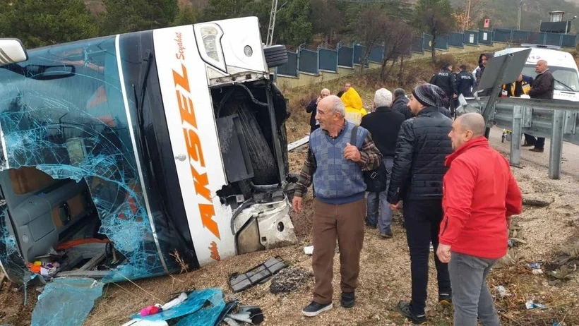 Yolcu otobüsü devrildi: Ölü ve yaralılar var! 