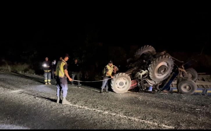 Bursa Antalya otobüsü traktöre çarptı: 3’ü ağır 6 yaralı