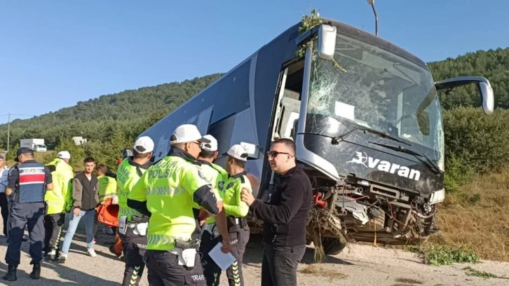 Yolcu otobüsü yoldan çıktı: 2’si ağır 14 yaralı