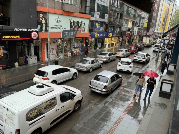 Yolda kalan Tır nedeniyle metrelerce kuyruk oluştu
